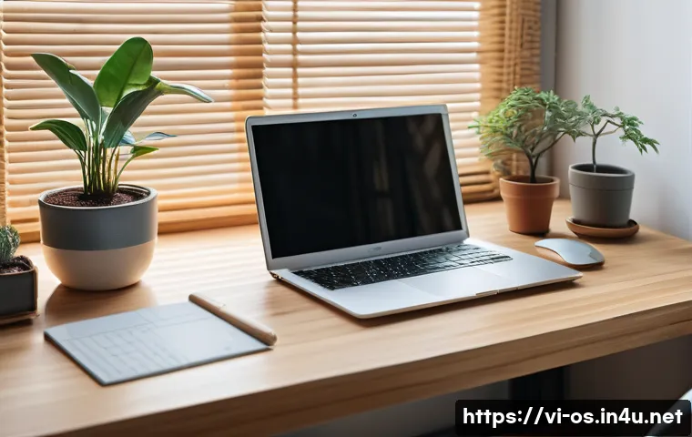리눅스에서 사용 가능한 데스크톱 환경 비교 - A cozy, minimalist workspace featuring a vintage laptop running XFCE desktop environment on screen, ...